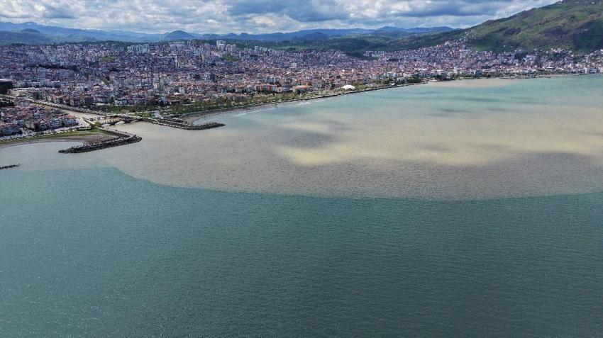 Ordu'da Karadeniz'in rengi kahverengiye döndü