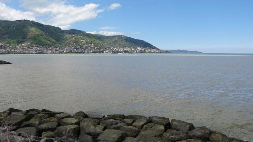 Ordu'da Karadeniz'in rengi kahverengiye döndü