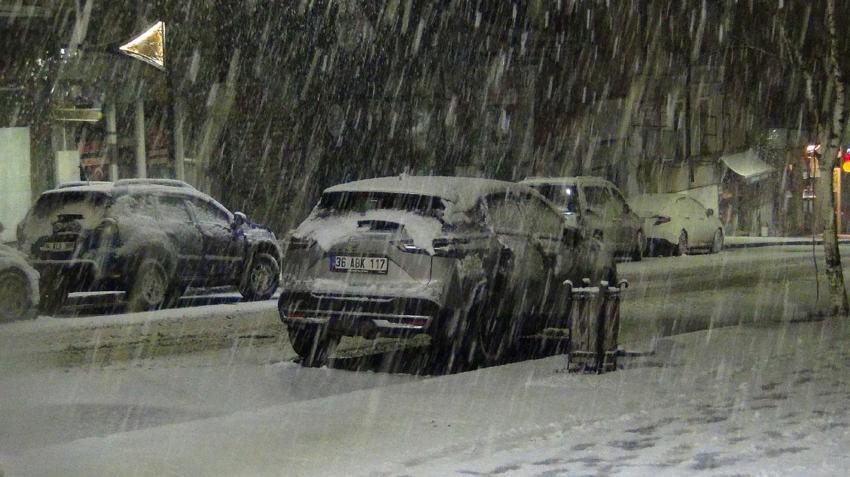 Yoğun kar yağışı kenti beyaza bürüdü! Kars’ta bahar yerini kışa bıraktı