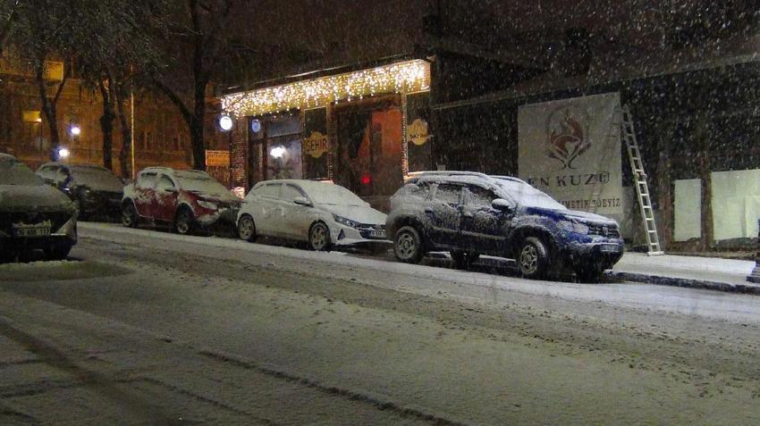 Yoğun kar yağışı kenti beyaza bürüdü! Kars’ta bahar yerini kışa bıraktı