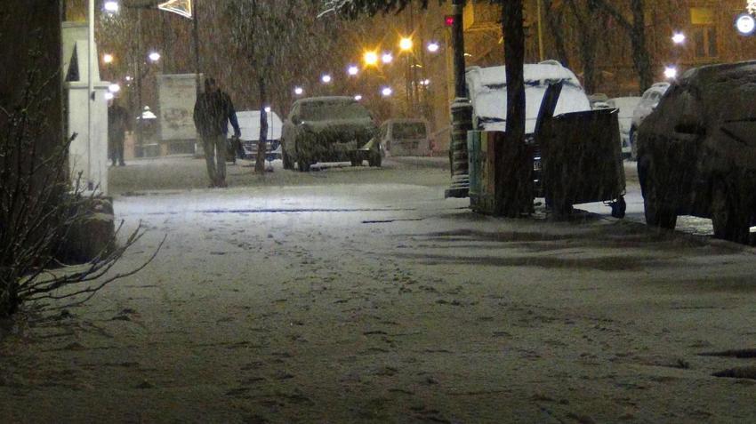 Yoğun kar yağışı kenti beyaza bürüdü! Kars’ta bahar yerini kışa bıraktı