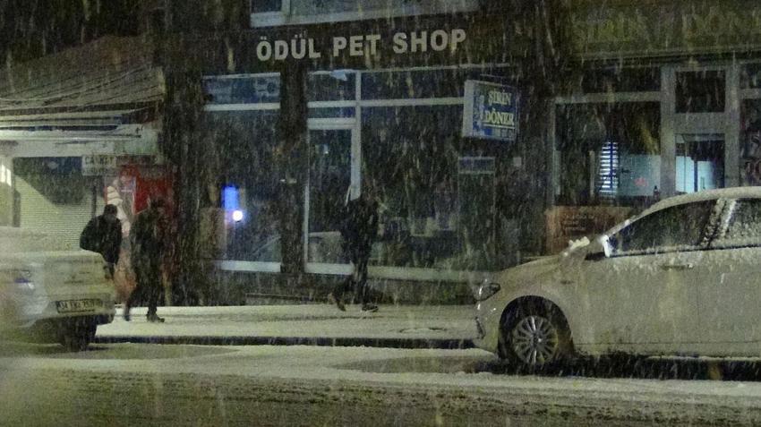 Yoğun kar yağışı kenti beyaza bürüdü! Kars’ta bahar yerini kışa bıraktı