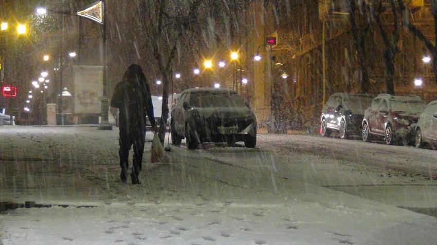 Yoğun kar yağışı kenti beyaza bürüdü! Kars’ta bahar yerini kışa bıraktı