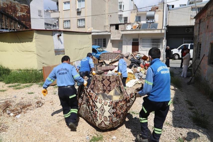 Sahipleri öldü, evden 1 kamyon çöp çıktı!