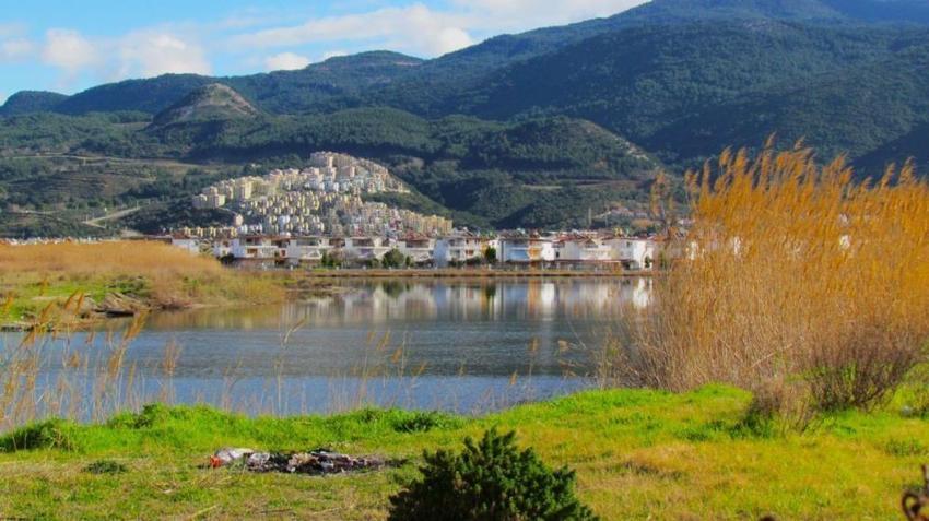 Kuşadası’nın tek sulak alanı için kurtarma operasyonu başladı! Samson Dağı’nın suyu yeniden gölle buluşacak mı? İşte yeni yol haritası