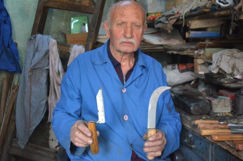 15 metrekarede 64 yıldır örs başında! Koyun kırkma makaslarının son ustası kaybolan zanaatı yaşatmaya çalışıyor