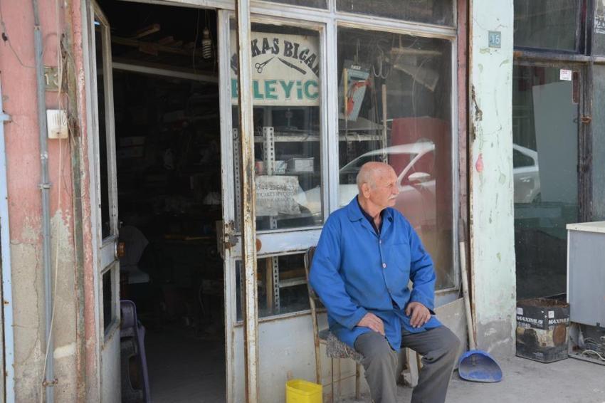 15 metrekarede 64 yıldır örs başında! Koyun kırkma makaslarının son ustası kaybolan zanaatı yaşatmaya çalışıyor
