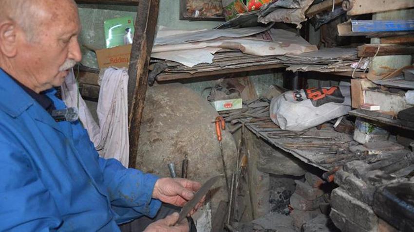 15 metrekarede 64 yıldır örs başında! Koyun kırkma makaslarının son ustası kaybolan zanaatı yaşatmaya çalışıyor