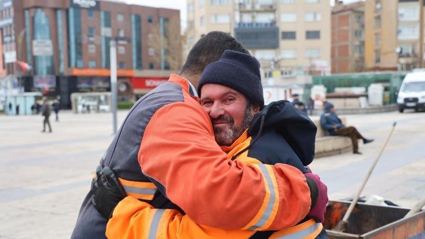 Kırşehir'de temizlik işçisinden örnek davranış: 150 bin TL'lik altını sahibine teslim etti