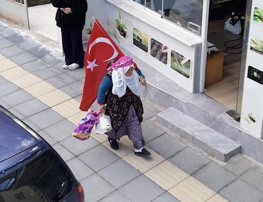 Çorum'da 75 yaşında bayrak sevgisiyle dikkat çekiyor!