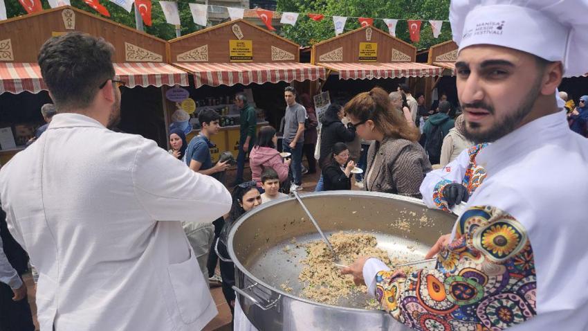 Manisa 486. Uluslararası Mesir Macunu Festivali! Şehirde 2 ton bahar pilavı dağıtıldı