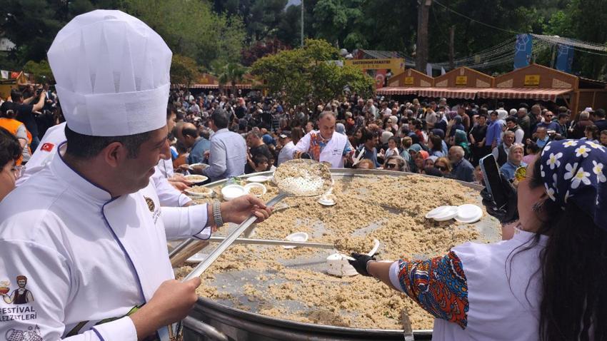 Manisa 486. Uluslararası Mesir Macunu Festivali! Şehirde 2 ton bahar pilavı dağıtıldı