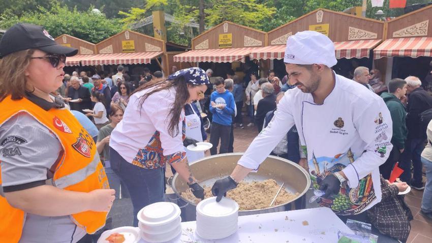 Manisa 486. Uluslararası Mesir Macunu Festivali! Şehirde 2 ton bahar pilavı dağıtıldı