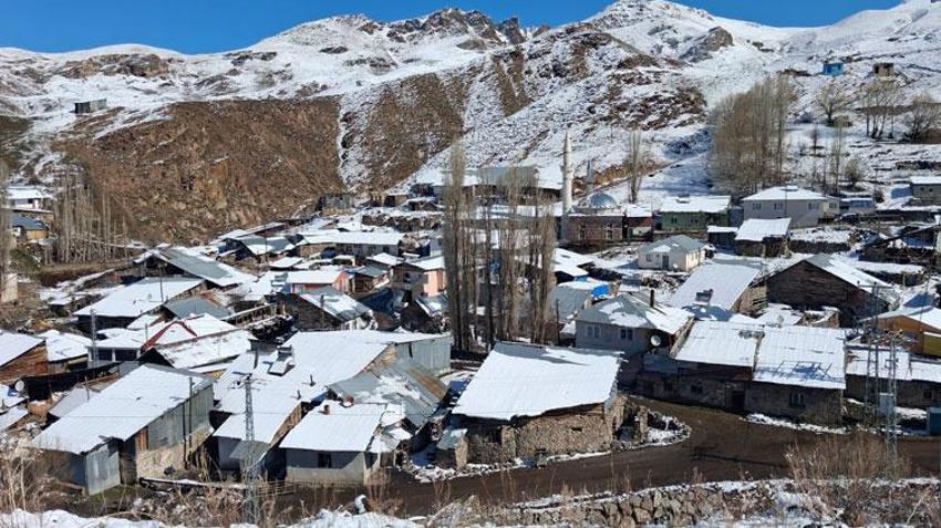 Dümbüllü Deresi’nde bahar mevsiminin ortasında gelen kar şaşırttı