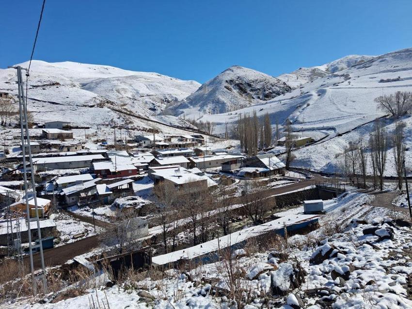 Dümbüllü Deresi’nde bahar mevsiminin ortasında gelen kar şaşırttı