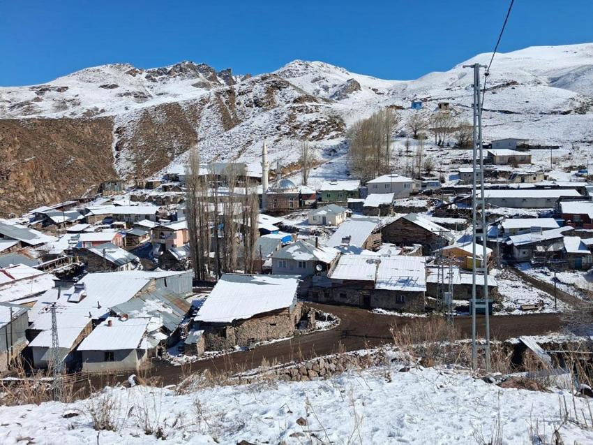 Dümbüllü Deresi’nde bahar mevsiminin ortasında gelen kar şaşırttı