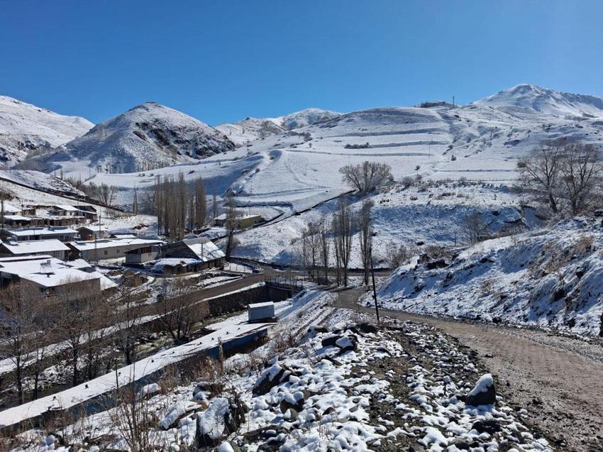 Dümbüllü Deresi’nde bahar mevsiminin ortasında gelen kar şaşırttı