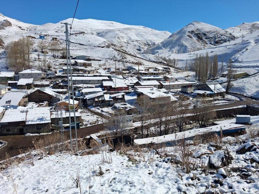Dümbüllü Deresi’nde bahar mevsiminin ortasında gelen kar şaşırttı