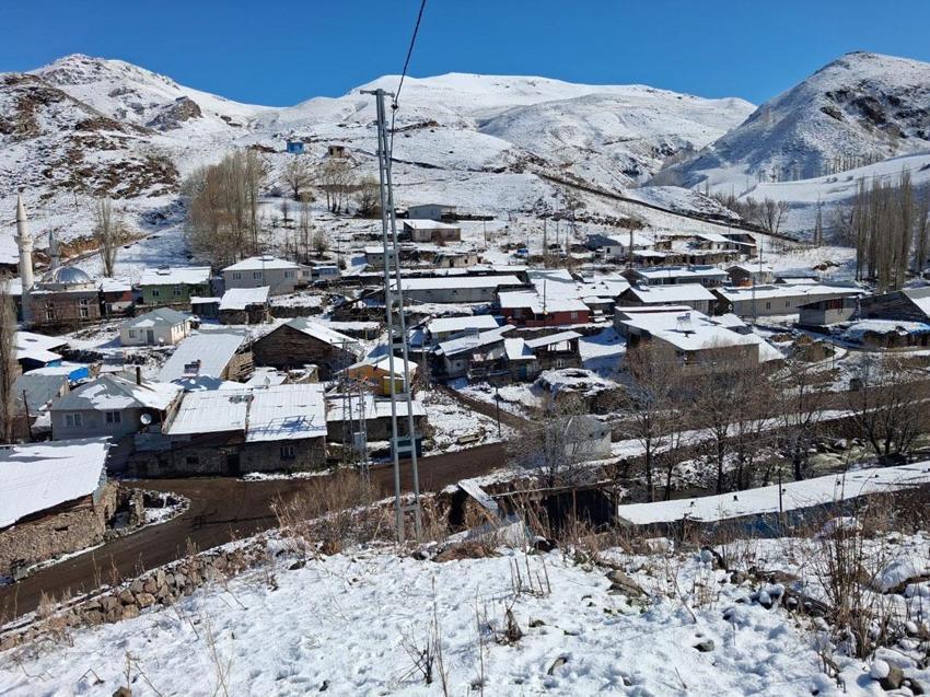 Dümbüllü Deresi’nde bahar mevsiminin ortasında gelen kar şaşırttı