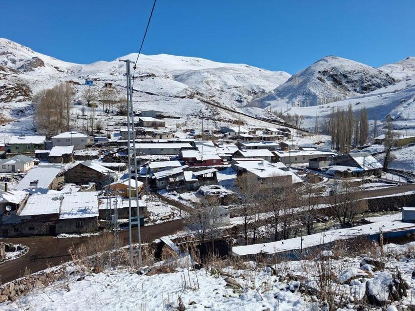 Dümbüllü Deresi’nde bahar mevsiminin ortasında gelen kar şaşırttı