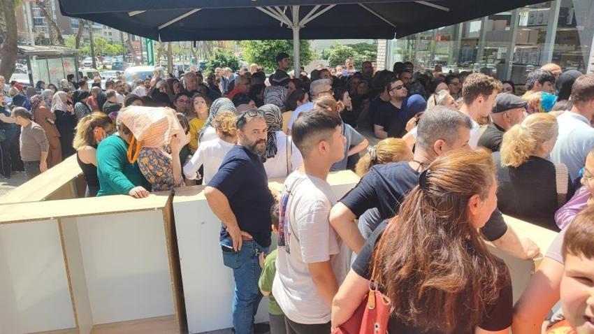 Adana'da izdiham 100 TL için! Çukurova'da bir iş yeri duyurdu!