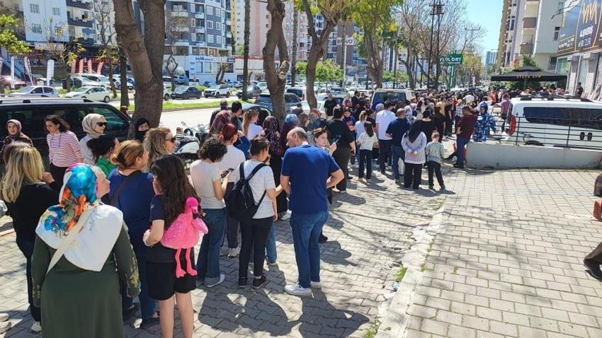 Adana'da izdiham 100 TL için! Çukurova'da bir iş yeri duyurdu!
