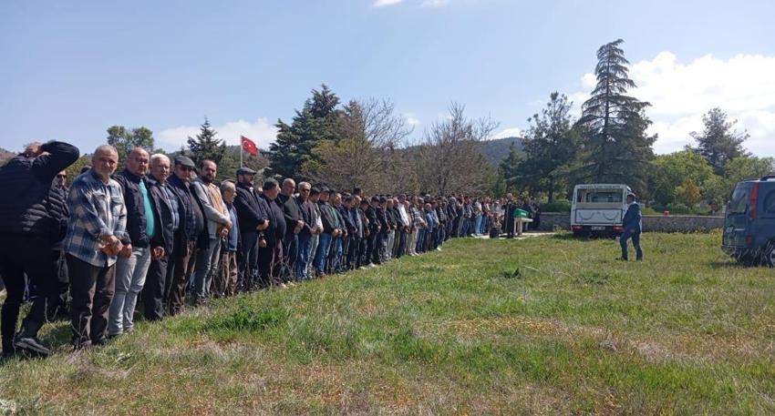 Düğün çiçeği damadın mezarına bırakıldı! Genç çiftin cansız bedenleri evlerinde bulunmuştu