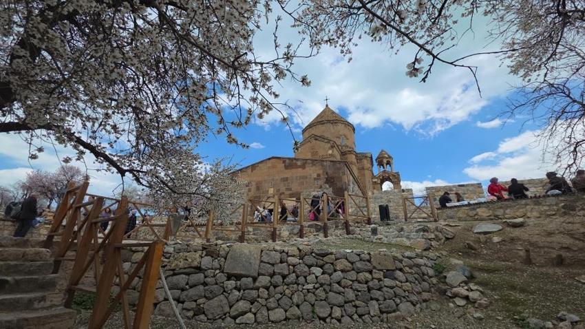 Van'ın incisinde bahar mesaisi: Akdamar Adası'nda badem çiçekleri açtı, ziyaretçi akını başladı!