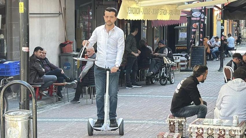 Bartınlı çaycının bulduğu yöntem görenleri şaşkına çeviriyor! Elinde tepsiyle 'hoverboard' üzerinde çay dağıtıyor