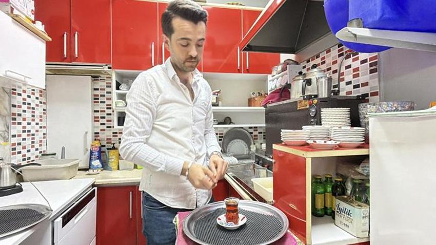 Bartınlı çaycının bulduğu yöntem görenleri şaşkına çeviriyor! Elinde tepsiyle 'hoverboard' üzerinde çay dağıtıyor