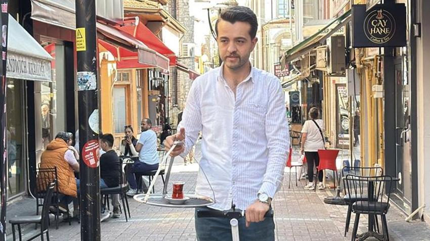 Bartınlı çaycının bulduğu yöntem görenleri şaşkına çeviriyor! Elinde tepsiyle 'hoverboard' üzerinde çay dağıtıyor