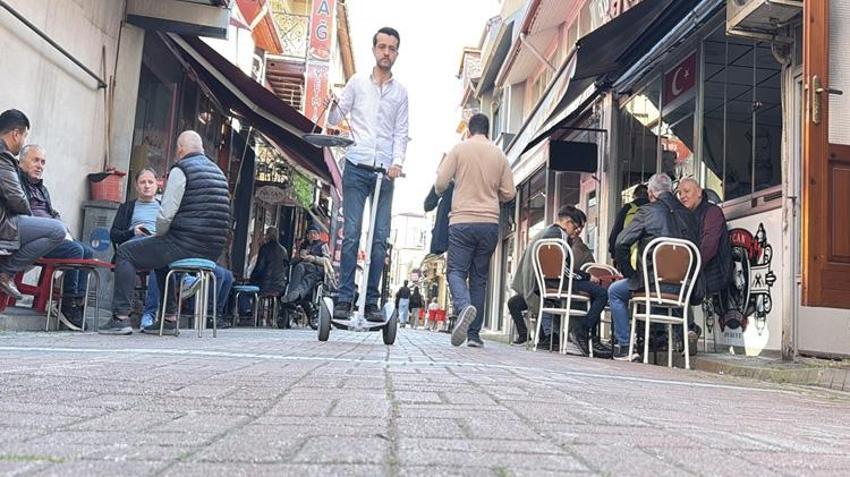 Bartınlı çaycının bulduğu yöntem görenleri şaşkına çeviriyor! Elinde tepsiyle 'hoverboard' üzerinde çay dağıtıyor