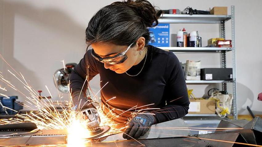 Hem heykeltıraş hem kaynak ustası! Çöpe gidecek parçaları sanata çeviriyor