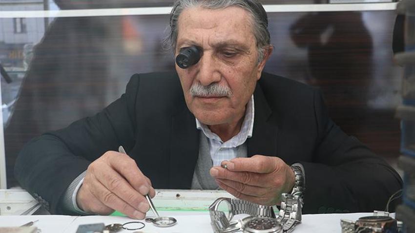Trabzon'da yarım asırdır aynı dükkanda! 73 yaşındaki saat ustası yarım asırdır zamana ayar veriyor