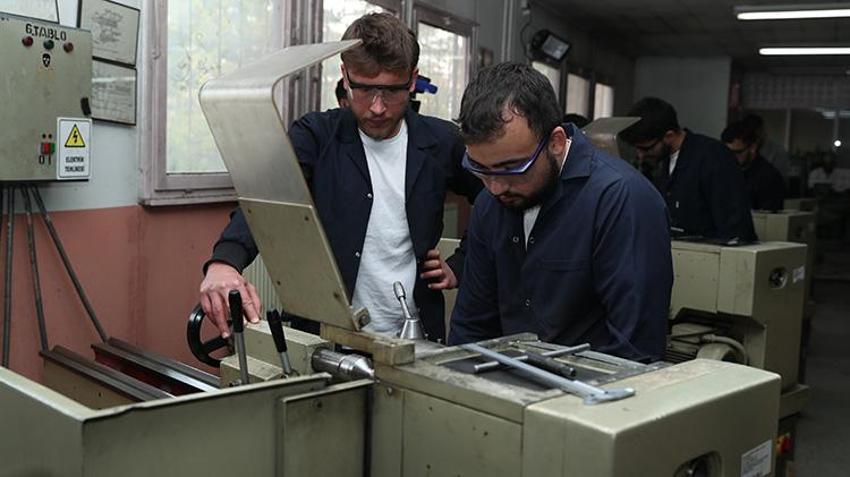 Bu okuldan mezun olan işsiz kalmıyor! Savunma Sanayisi için 'aranan elemanlar' Erzincan'da yetişiyor!