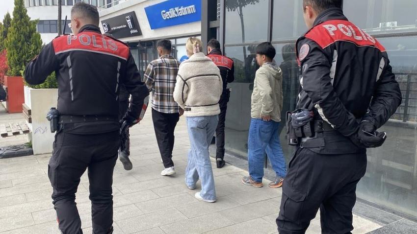 Bolu'da kafede kız kardeşiyle bir erkeği yakaladı! Ortalığı birbirine kattı