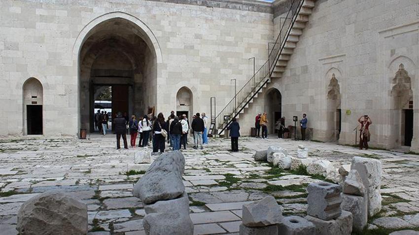 Aksaray'da dizi turizmi patladı! 800 yıllık Sultanhanı dünya yıldızı oldu! Artık gelenler saatlerce çıkamıyor