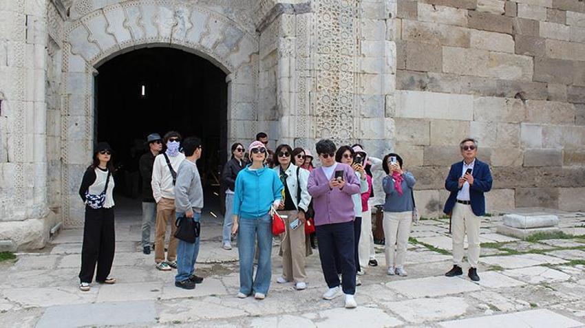 Aksaray'da dizi turizmi patladı! 800 yıllık Sultanhanı dünya yıldızı oldu! Artık gelenler saatlerce çıkamıyor