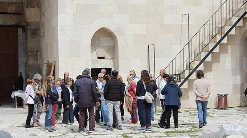 Aksaray'da dizi turizmi patladı! 800 yıllık Sultanhanı dünya yıldızı oldu! Artık gelenler saatlerce çıkamıyor