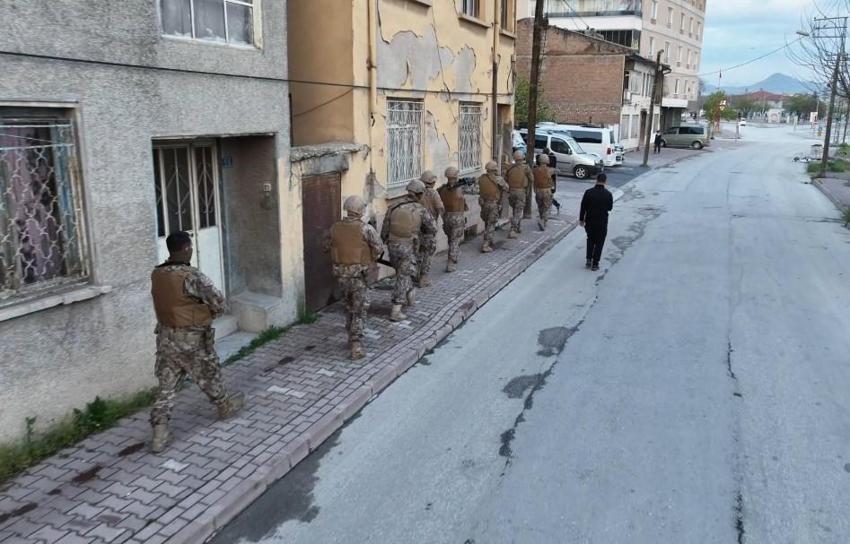 Konya’da vitrindeki tefecilere şafak darbesi! Emlakçı ve galerici görünümü altında servet biriktirmişler: 33 milyon değerinde altın ve nakit ele geçirildi!