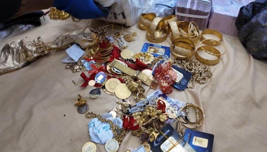 Konya’da vitrindeki tefecilere şafak darbesi! Emlakçı ve galerici görünümü altında servet biriktirmişler: 33 milyon değerinde altın ve nakit ele geçirildi!