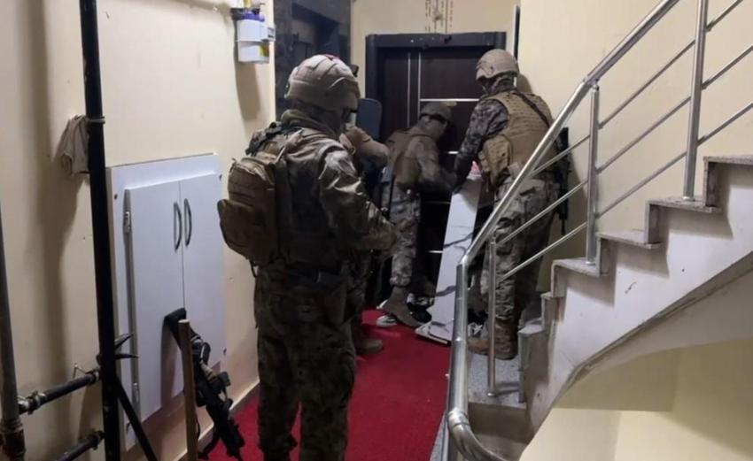 Konya’da vitrindeki tefecilere şafak darbesi! Emlakçı ve galerici görünümü altında servet biriktirmişler: 33 milyon değerinde altın ve nakit ele geçirildi!