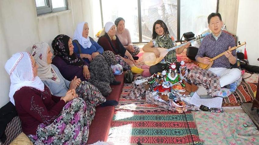 Japon sanatçının kayseri hayranlığı! Soğanlı bebeklerini yapıp bağlama çaldı