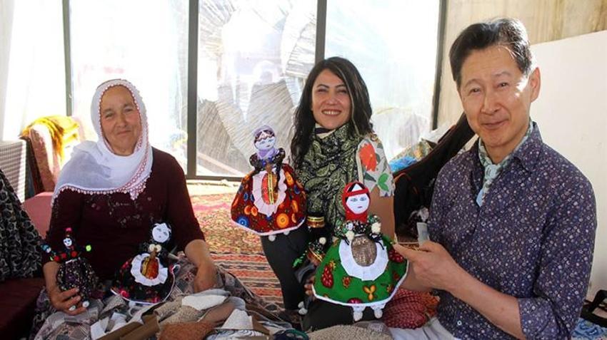 Japon sanatçının kayseri hayranlığı! Soğanlı bebeklerini yapıp bağlama çaldı