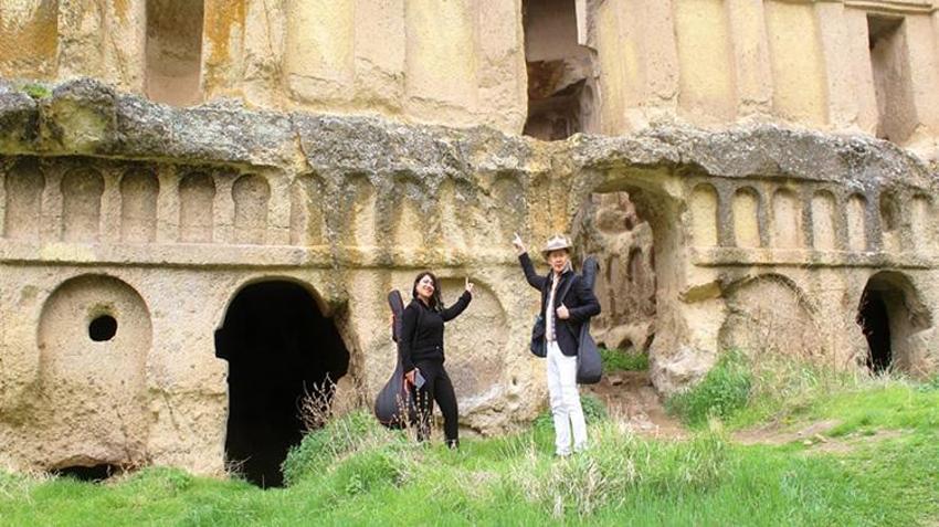Japon sanatçının kayseri hayranlığı! Soğanlı bebeklerini yapıp bağlama çaldı