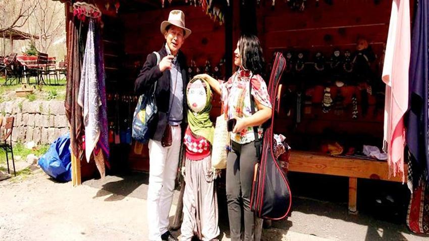 Japon sanatçının kayseri hayranlığı! Soğanlı bebeklerini yapıp bağlama çaldı