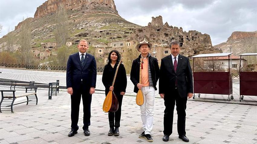 Japon sanatçının kayseri hayranlığı! Soğanlı bebeklerini yapıp bağlama çaldı