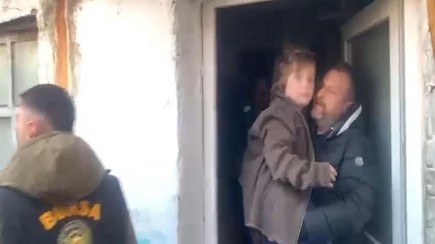 7 yıl boyunca babasının evde tutsak edilen Nazar, annesine kavuşuyor! Mahkeme tebligatının ardından Almanya’ya gidecek