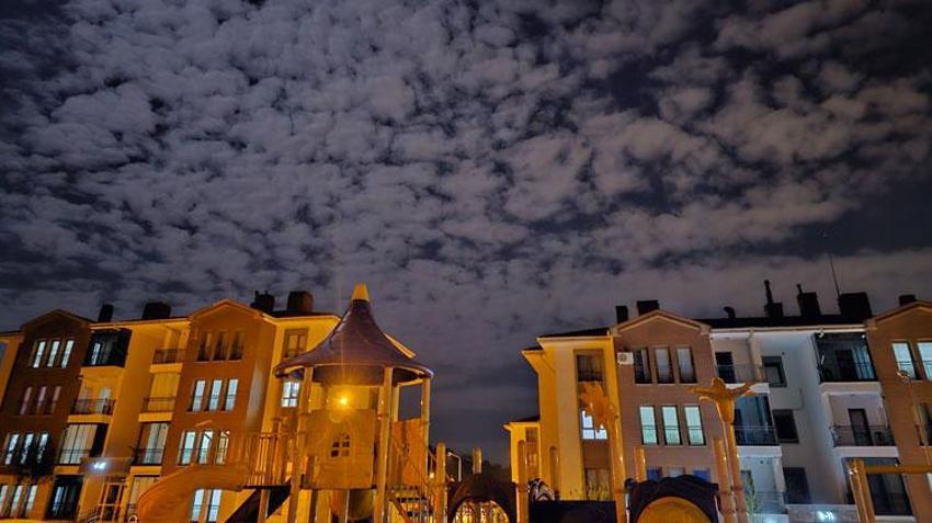 Elazığ’da geceyi aydınlatan doğa şöleni! Eşsiz bulut manzarası şehirde görsel şölen oluşturdu