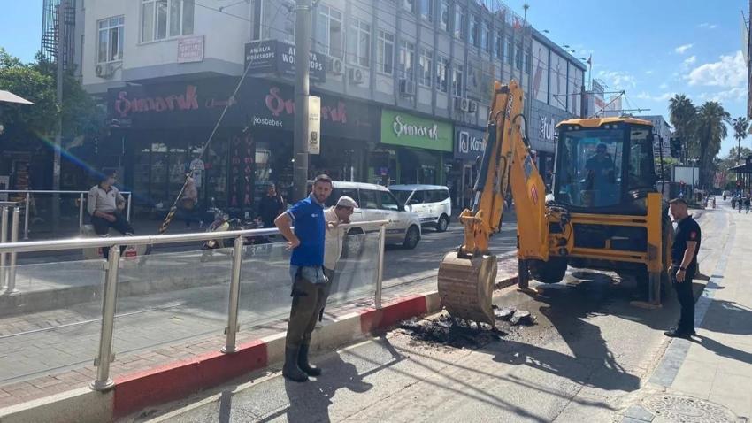 Antalya’da sürücülere uyarı! Atatürk Caddesi trafiğe kapatıldı!